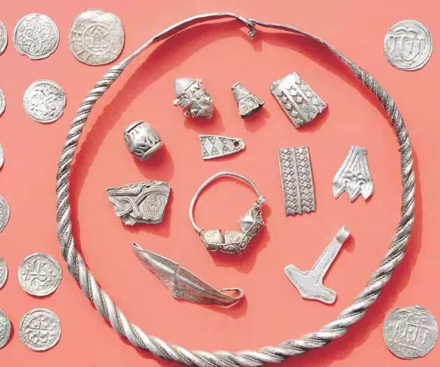 Joven Arqueólogo Descubre Tesoro Vikingo en Dinamarca