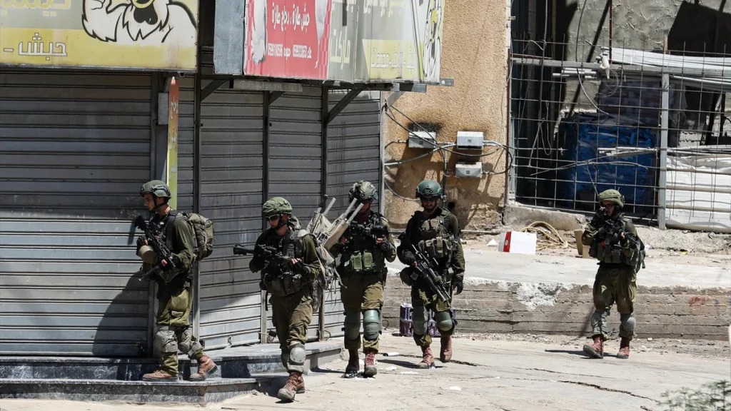 Israel Anuncia la Muerte de un Líder de Hamás en un Ataque Aéreo y Amplía su Incursión en Cisjordania