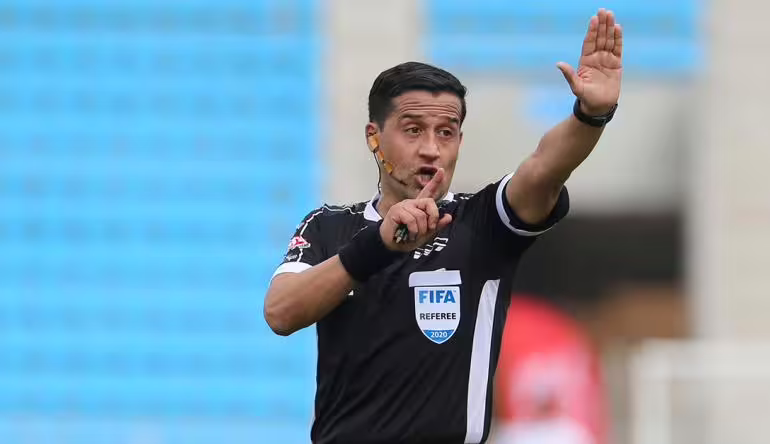 Argentinos culpan a árbitro chileno por eliminación en Libertadores: lo acusan de «favorecer» a Eduardo Vargas