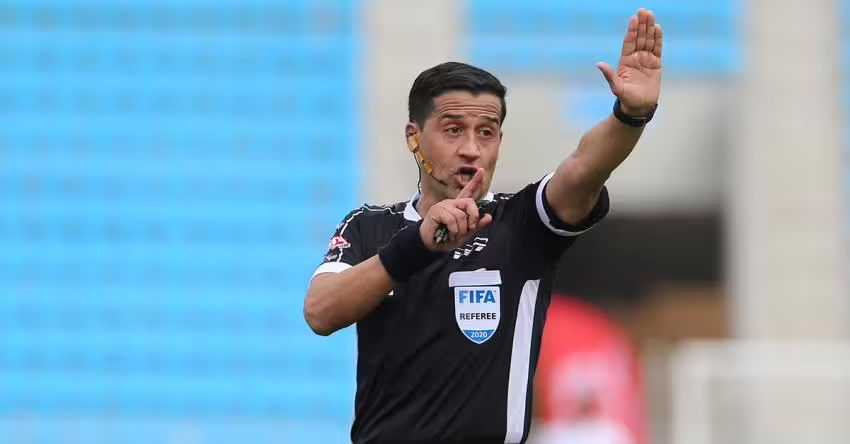 Argentinos culpan a árbitro chileno por eliminación en Libertadores: lo acusan de «favorecer» a Eduardo Vargas