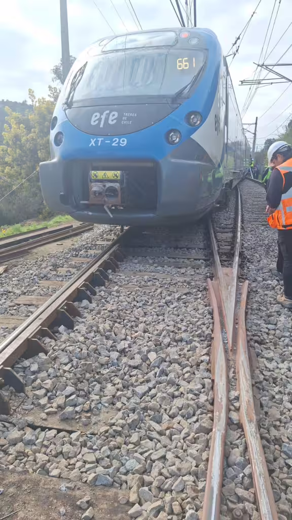 Operativo con Grúa de Alto Tonelaje para Remover Tren Descarrilado en Quilpué