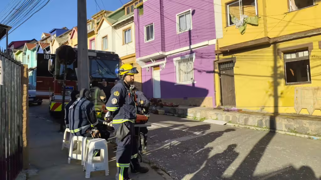 Fatal Colapso de Casa en Cerro Barón: Una Persona Fallecida y Tres Heridos, Rescate del Cuerpo Podría Demorar Más de 24 Horas