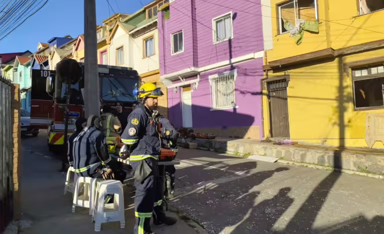Fatal Colapso de Casa en Cerro Barón: Una Persona Fallecida y Tres Heridos, Rescate del Cuerpo Podría Demorar Más de 24 Horas