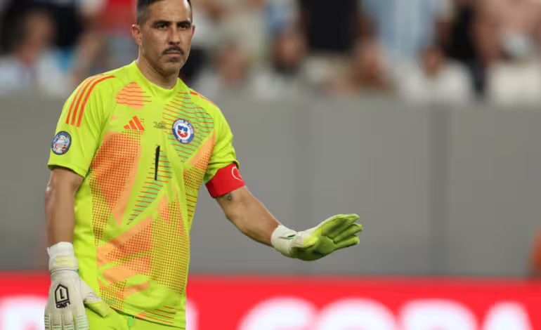 Claudio Bravo anuncia su retiro del fútbol profesional con emotivo mensaje: «Es momento de cerrar un ciclo»