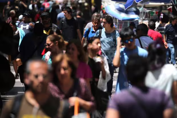 El Salario Promedio en Chile Llega a $826 Mil, Mientras Que El 50% de los Trabajadores Gana Menos de $583 Mil