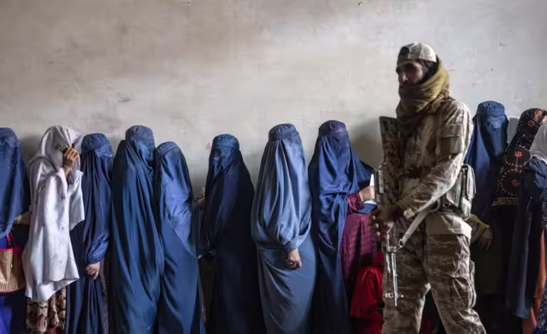 Talibanes prohíben la voz de las mujeres en público en Afganistán por considerarla una «falta contra la modestia»