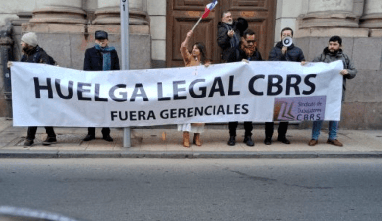 Trabajadores del Conservador de Bienes Raíces de Santiago inician huelga por desacuerdos en negociación colectiva
