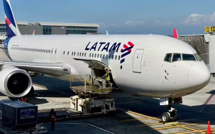 Presidente de Colombia Niega Escasez de Combustible Aéreo y Señala Investigación por Actividad Irregular