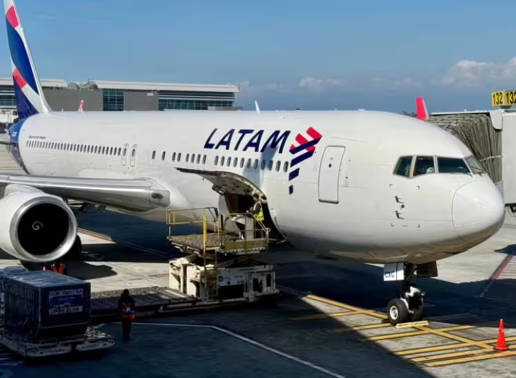 Presidente de Colombia Niega Escasez de Combustible Aéreo y Señala Investigación por Actividad Irregular