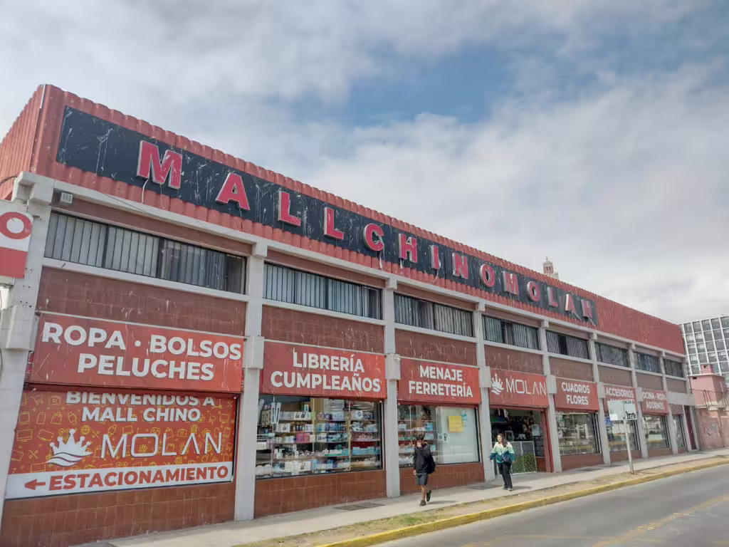 Comerciantes locales alertan sobre competencia desleal y quiebras por proliferación de malls chinos en Chile