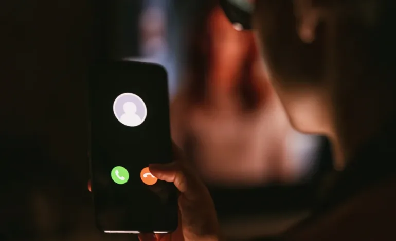 Robocalling: La estafa telefónica silenciosa que utiliza inteligencia artificial para replicar voces y engañar a las víctimas