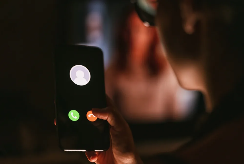 Robocalling: La estafa telefónica silenciosa que utiliza inteligencia artificial para replicar voces y engañar a las víctimas