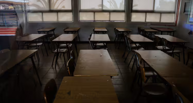 Cinco comunas de la RM suspenden clases debido a prolongados cortes de luz