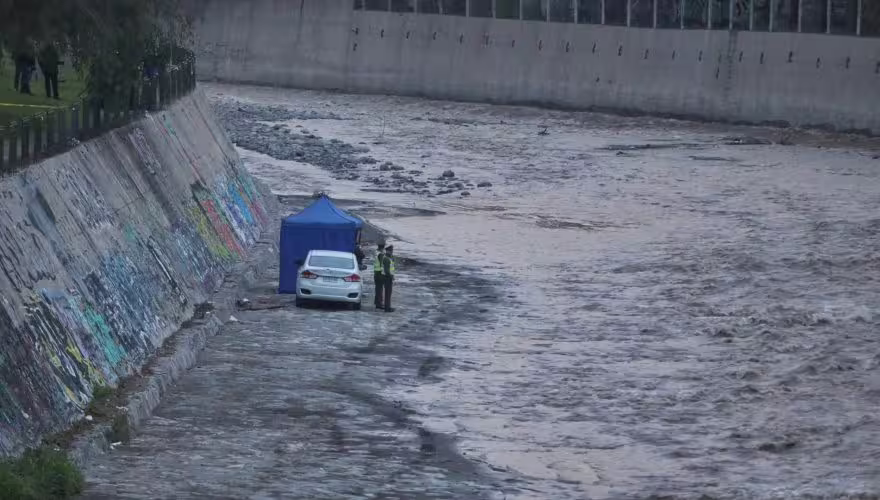 Encuentran cadáver en el río Mapocho tras ser trasladado desde el oriente hasta el centro de Santiago