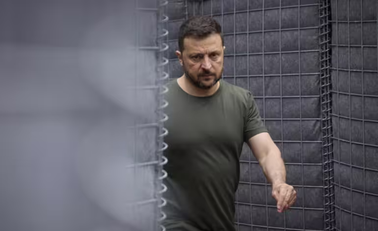 Zelenski: «El terror ruso solo se detiene atacando sus instalaciones militares»