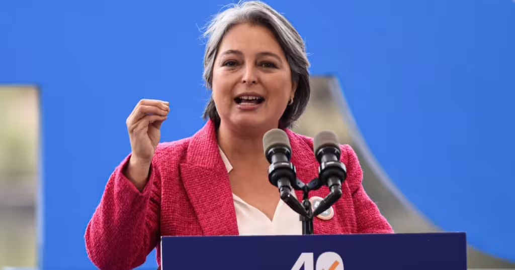 Ministra Jara propone reducir feriados a cambio de más vacaciones y recibe apoyo de expertos
