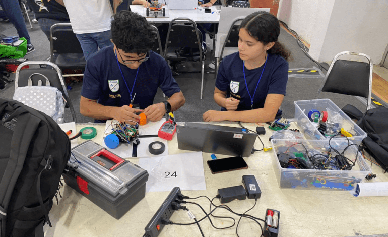 Estudiantes chilenos derrotan a Brasil y triunfan en el Torneo Internacional de la Liga de Robótica Escolar
