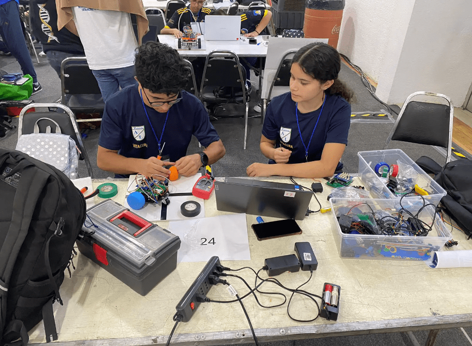 Estudiantes chilenos derrotan a Brasil y triunfan en el Torneo Internacional de la Liga de Robótica Escolar