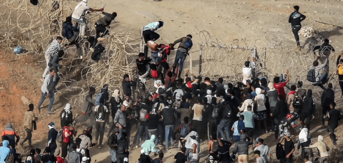 Cientos de migrantes intentan cruzar la frontera hacia la ciudad española de Ceuta