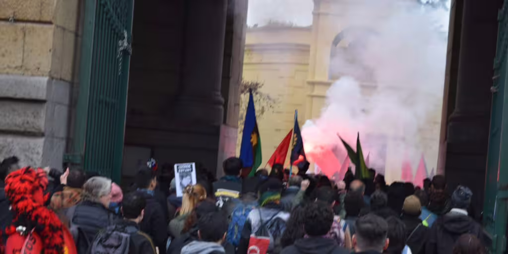Una persona fallecida y 36 arrestados tras disturbios en Romería al Cementerio General en Santiago