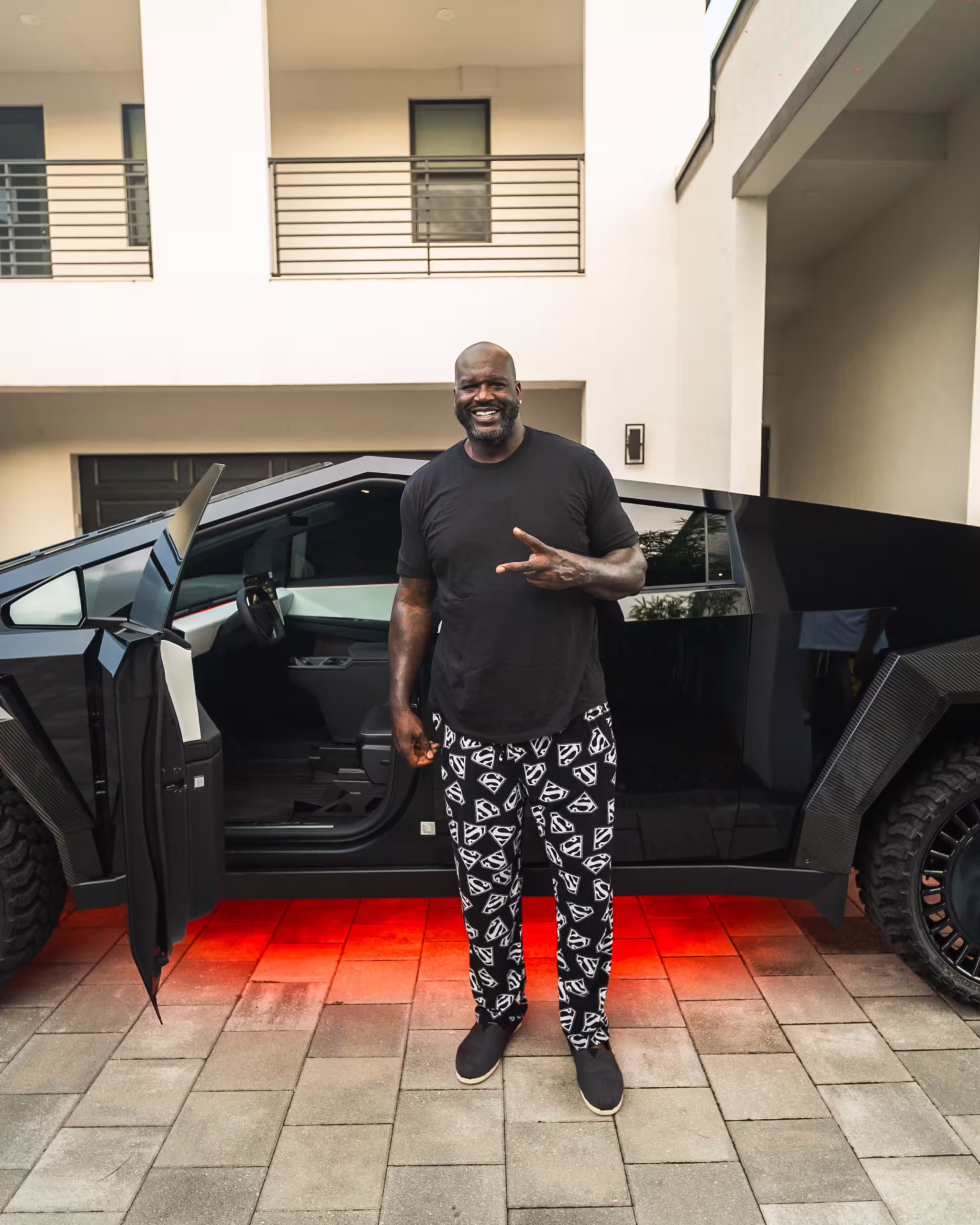 Shaquille O’Neal adquiere la Tesla Cyberbeast, la camioneta eléctrica más rápida del mundo
