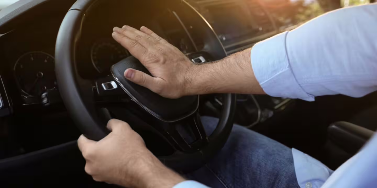 Multas por tocar la bocina del auto en Chile: ¿cuánto cuesta incumplir la ley?