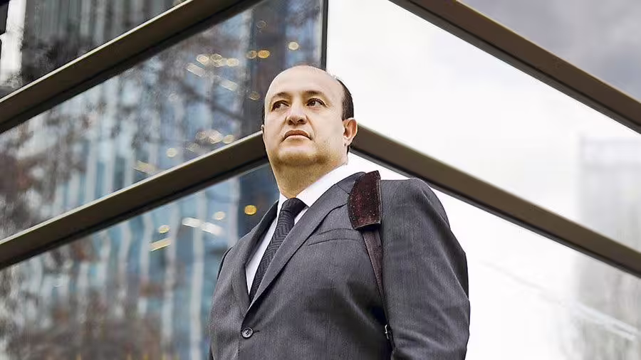 Exfiscal Guerra bajo investigación por emisión de boletas millonarias a estudio de hijo de exministro