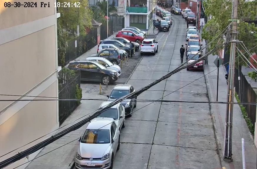 Persecución en Providencia: Delincuentes Roban Auto y lo Estrellan Tras Amenazar a una Mujer y su Nieto