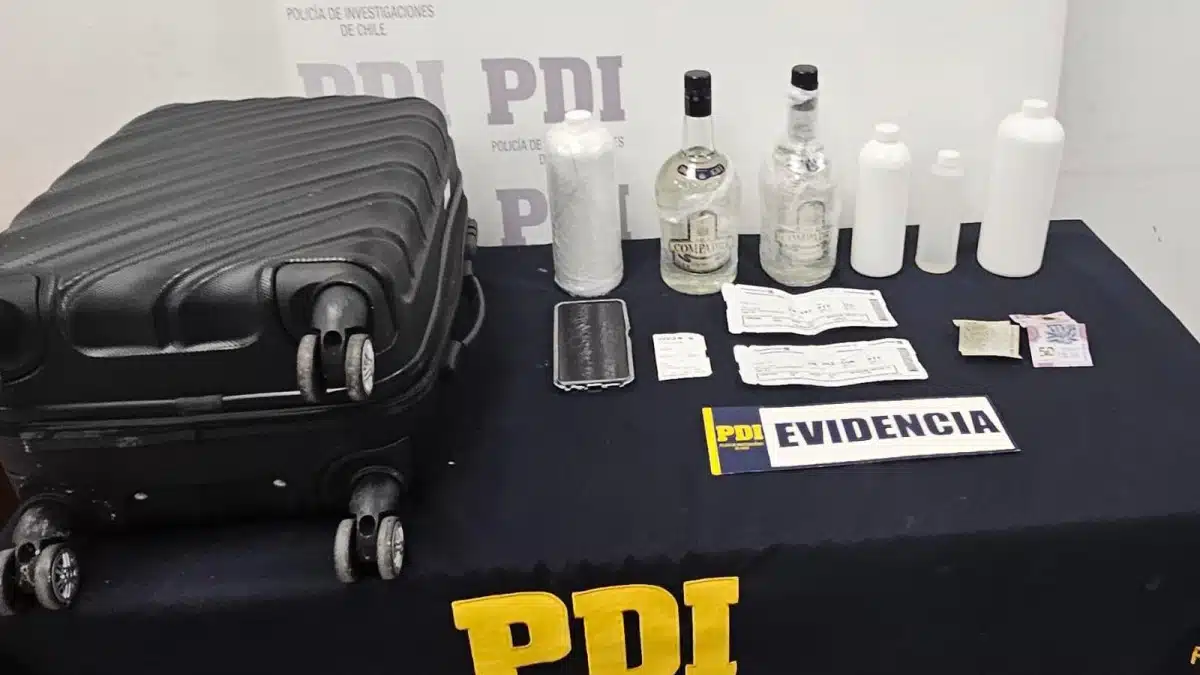 Detienen a mexicano en aeropuerto de Santiago con 3,4 litros de metanfetamina líquida
