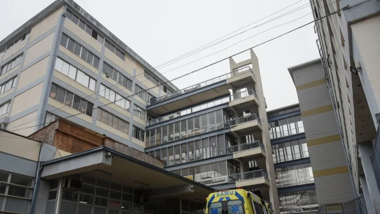Crisis en el Hospital Van Buren: Minsal Anuncia Reasignación de Recursos
