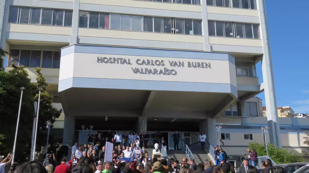 Parlamentarios critican como insuficiente la respuesta de Dipres ante crisis en el Hospital Carlos Van Buren