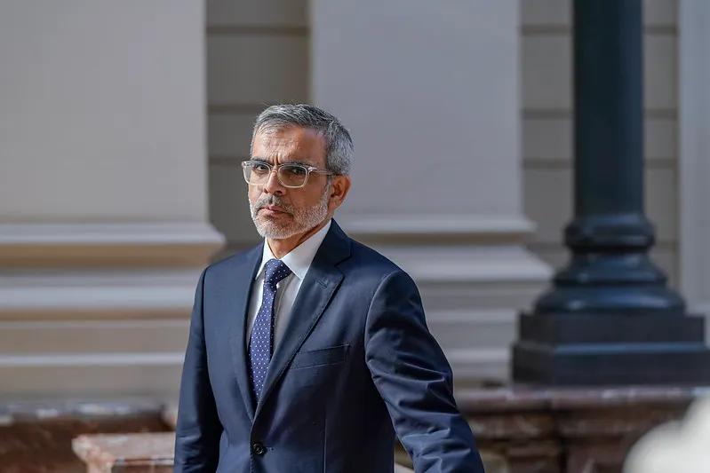 Senador Bianchi pide investigar posibles conflictos de interés del Ministro Cordero por licitaciones a su empresa
