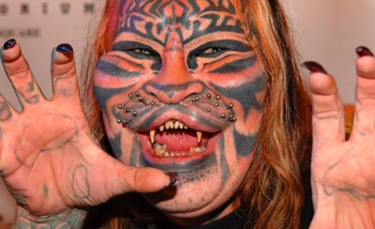 Dennis Avner, el «Hombre Gato»: La increíble historia de su transformación en tigre y su trágico final