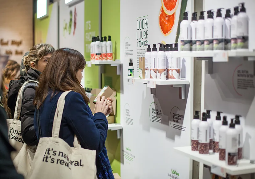 Alertan sobre químicos prohibidos en cosméticos europeos: riesgo de salud y daño ambiental