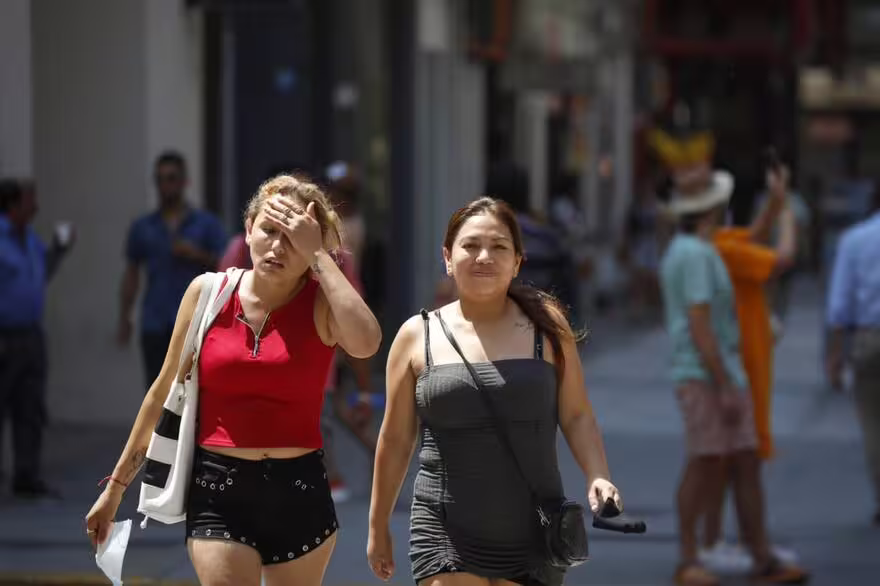 Santiago Alcanza los 30°C: Semana de Calor Extremo con Breve Descenso el Miércoles