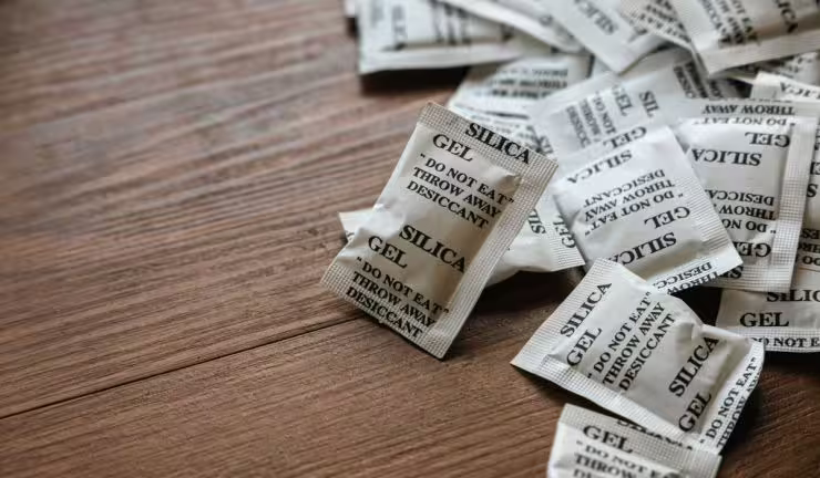 Cómo reutilizar las bolsitas de gel de sílice para mantener tus productos secos y libres de humedad