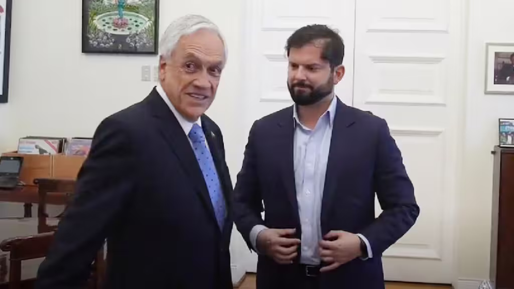 Boric enfrenta críticas por similitudes entre su plan para eliminar el CAE y el proyecto de Piñera en 2018