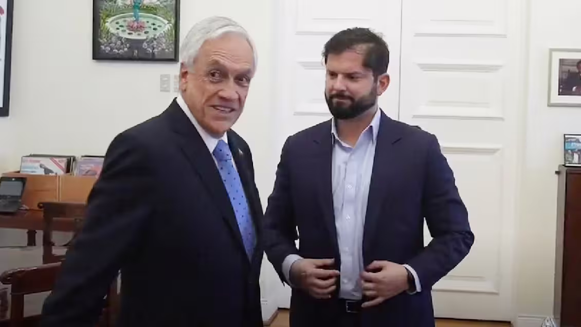 Boric enfrenta críticas por similitudes entre su plan para eliminar el CAE y el proyecto de Piñera en 2018