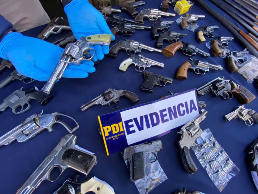 Desmantelan red de tráfico de armas modificadas en Santiago y Valparaíso