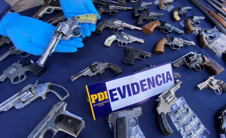 Desmantelan red de tráfico de armas modificadas en Santiago y Valparaíso