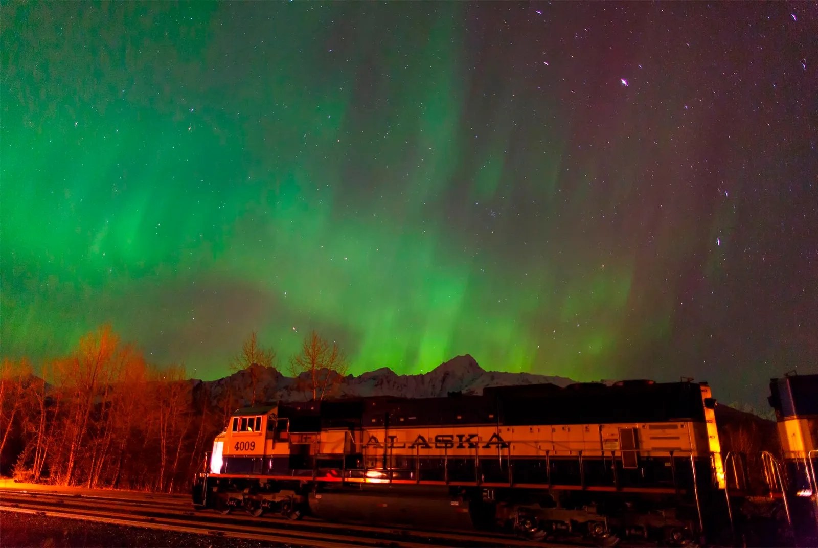 Viaje en Tren de 45 Horas por Canadá: Naturaleza, Auroras Boreales y la Capital del Oso Polar