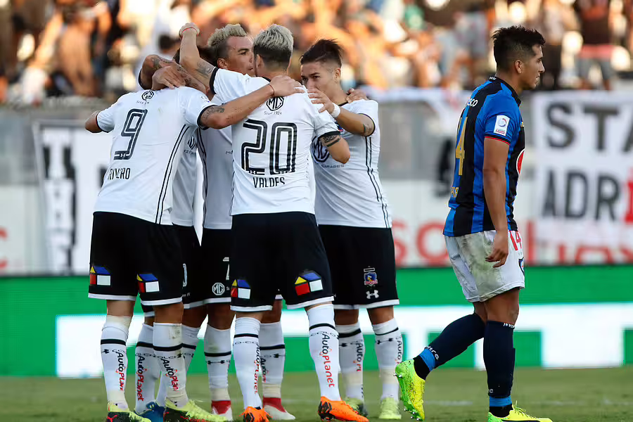 Colo Colo vence a Huachipato 2-1 y sigue en la lucha por el liderato del Campeonato Nacional