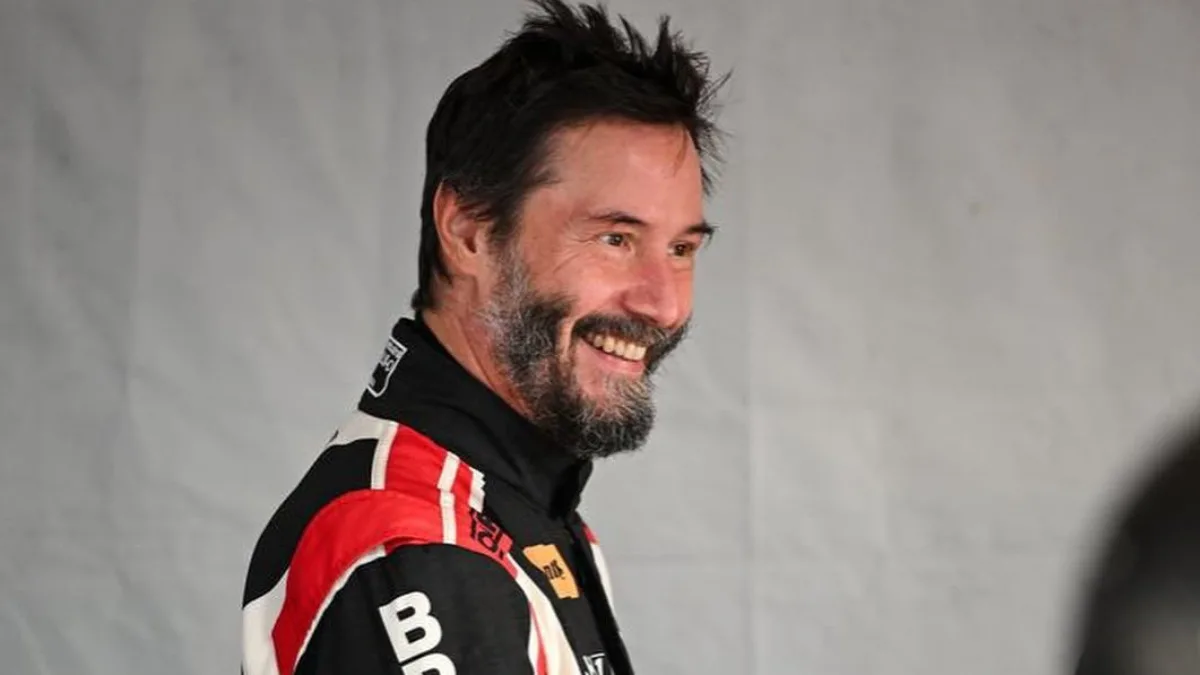 Keanu Reeves evita accidente y finaliza 25º en carrera de autos en Indianápolis