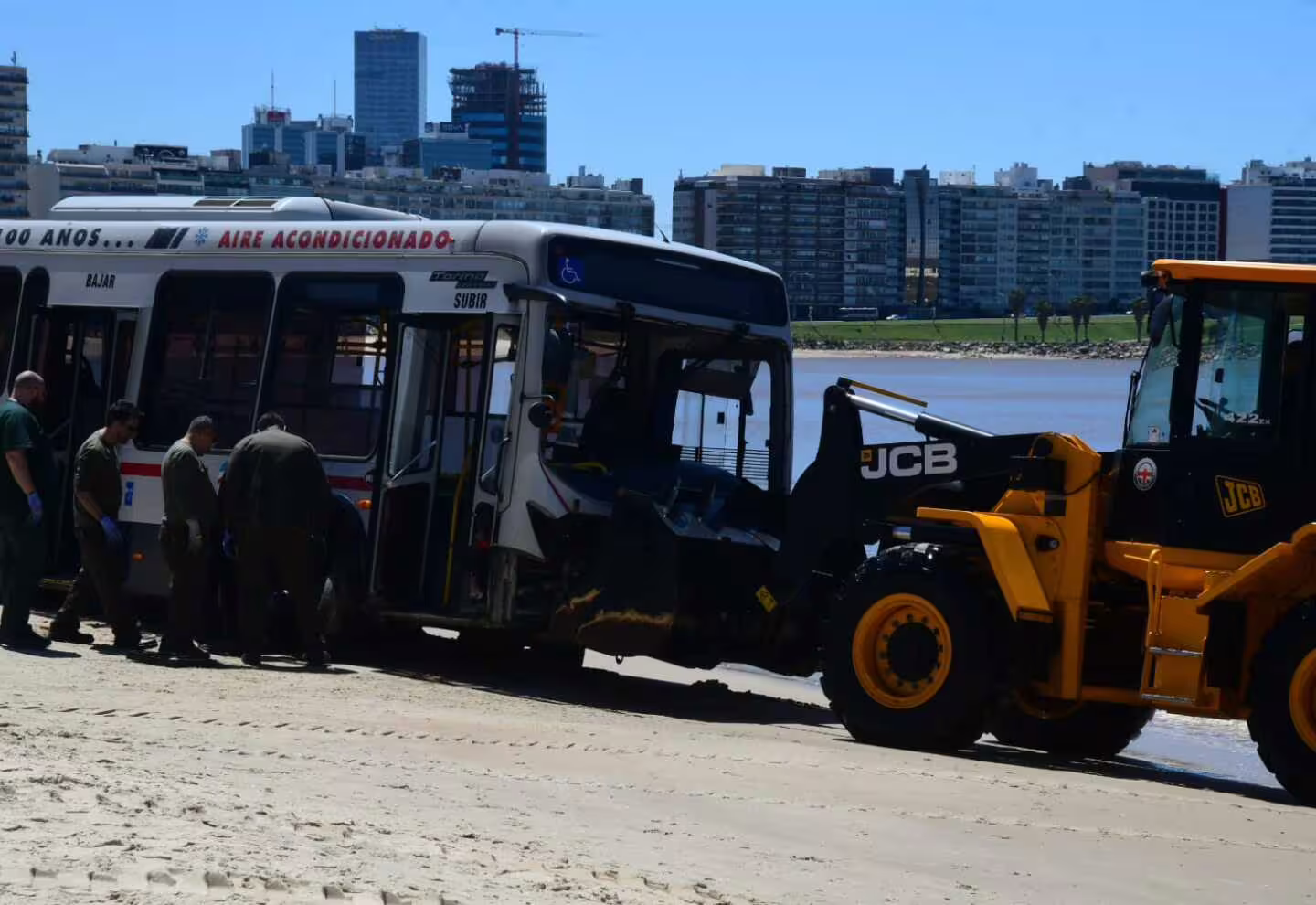 Micro de transporte público pierde control y se accidenta en playa de Montevideo: 15 heridos, seis en estado grave