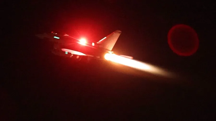 EE.UU. y Reino Unido bombardean 15 objetivos hutíes en Yemen para proteger el tráfico marítimo