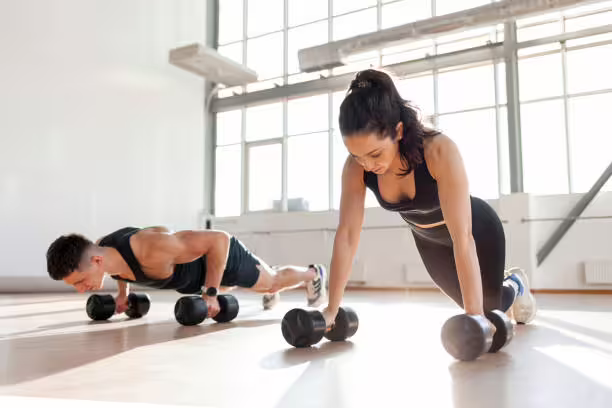 Estudio revela que las pesas del gimnasio tienen 362 veces más bacterias que un asiento de inodoro
