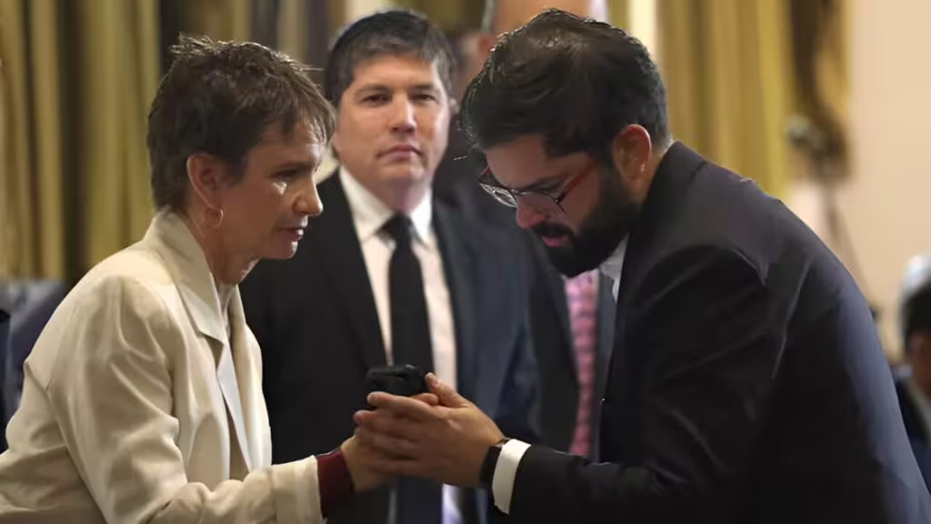 Carolina Tohá confirma que Boric fue informado sobre el uso de inteligencia de Monsalve en caso de abuso