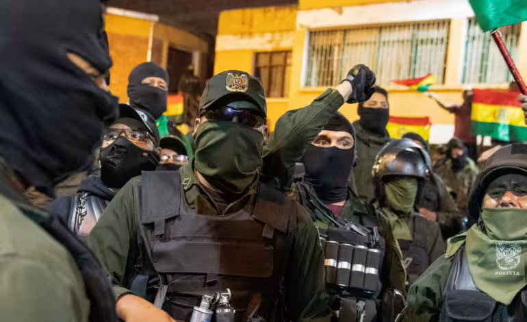 Cocaleros bolivianos armados advierten con atacar a la Policía si interviene bloqueos