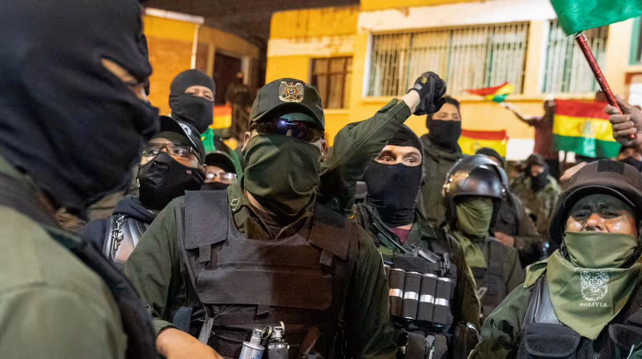 Cocaleros bolivianos armados advierten con atacar a la Policía si interviene bloqueos