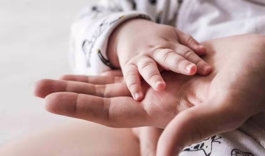 Propuesta de extender el postnatal a 1 año avanza, pero Gobierno advierte dificultades
